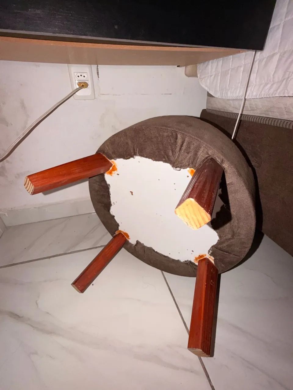 PUFF REDONDO ESTOFADO COM PÉS DE MADEIRA  - Foto 4