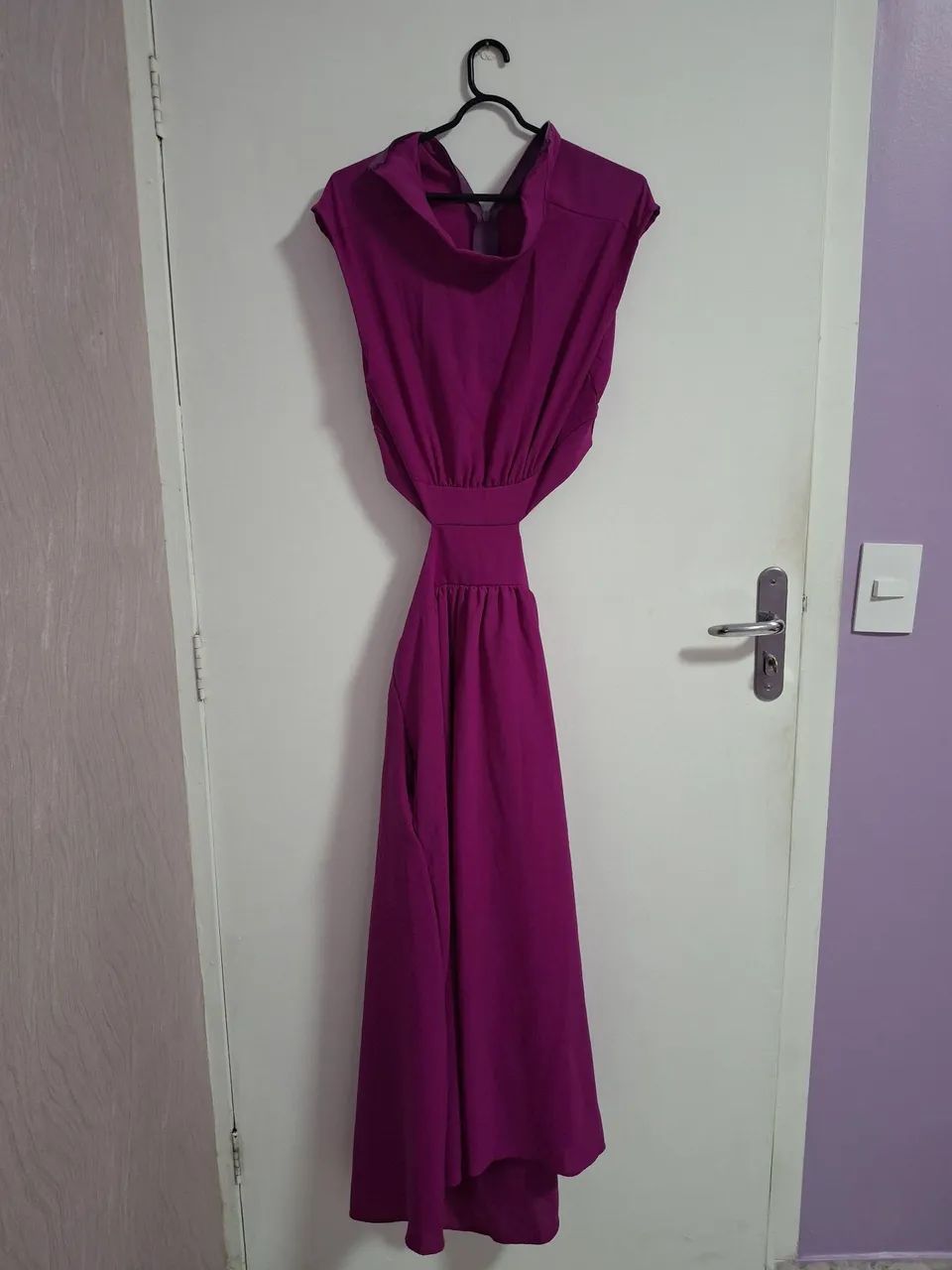 Vestido lilás com as costas abertas