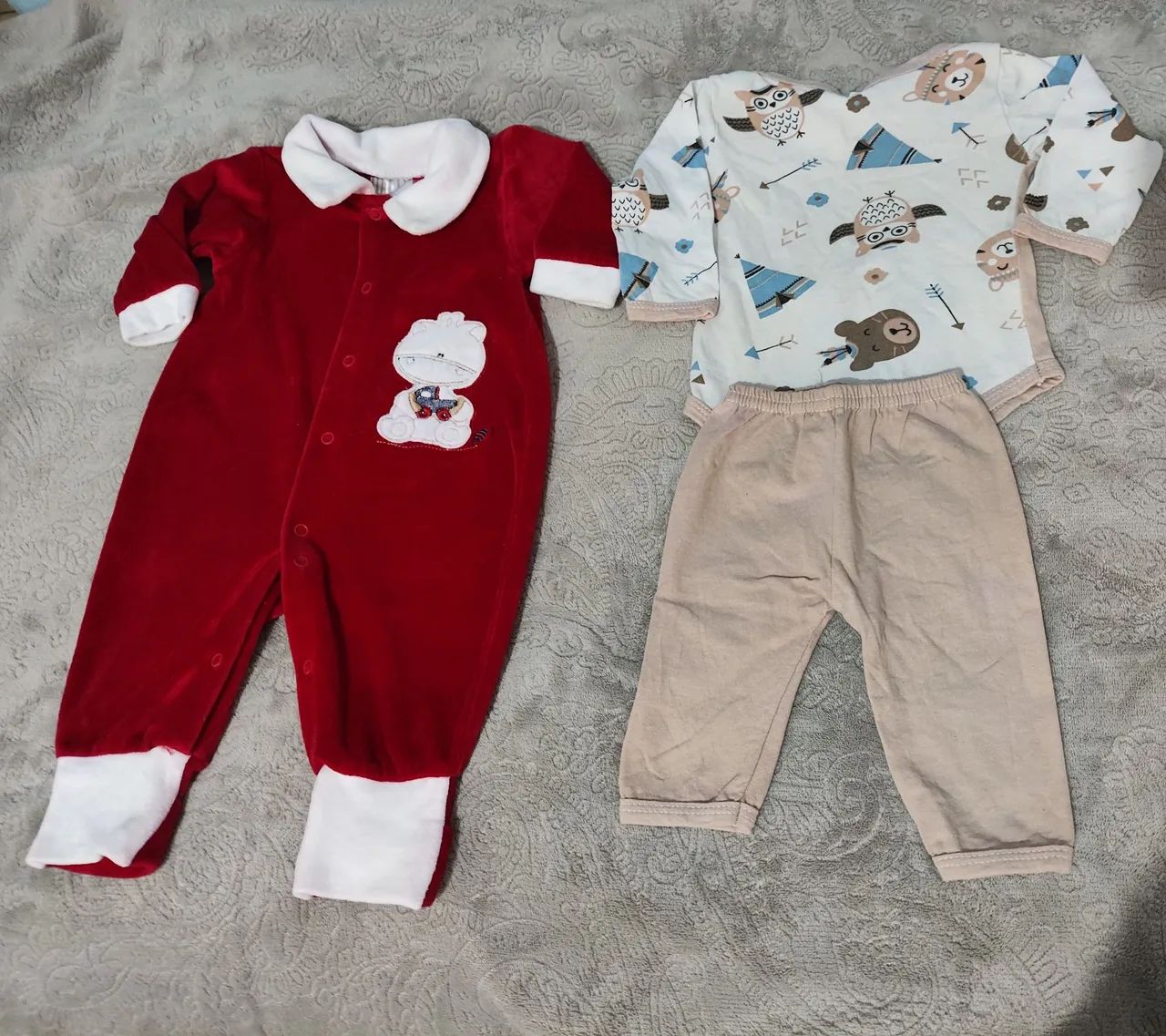 Lote de roupas de bebê unissex e bebe conforto 