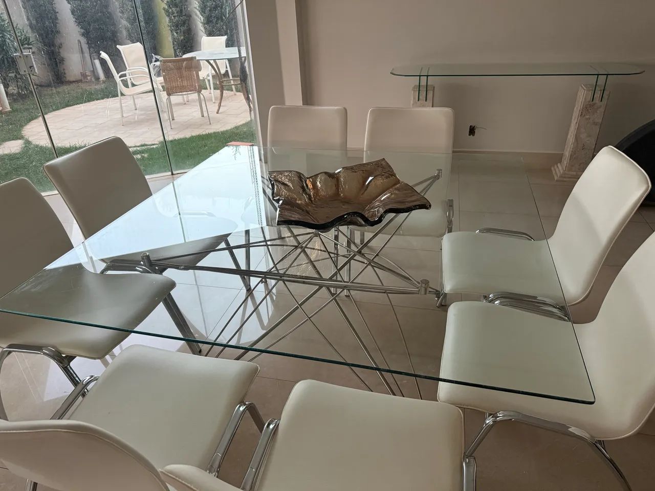 Mesa quadrada de vidro pés de metal com 8 cadeiras brancas - Foto 4