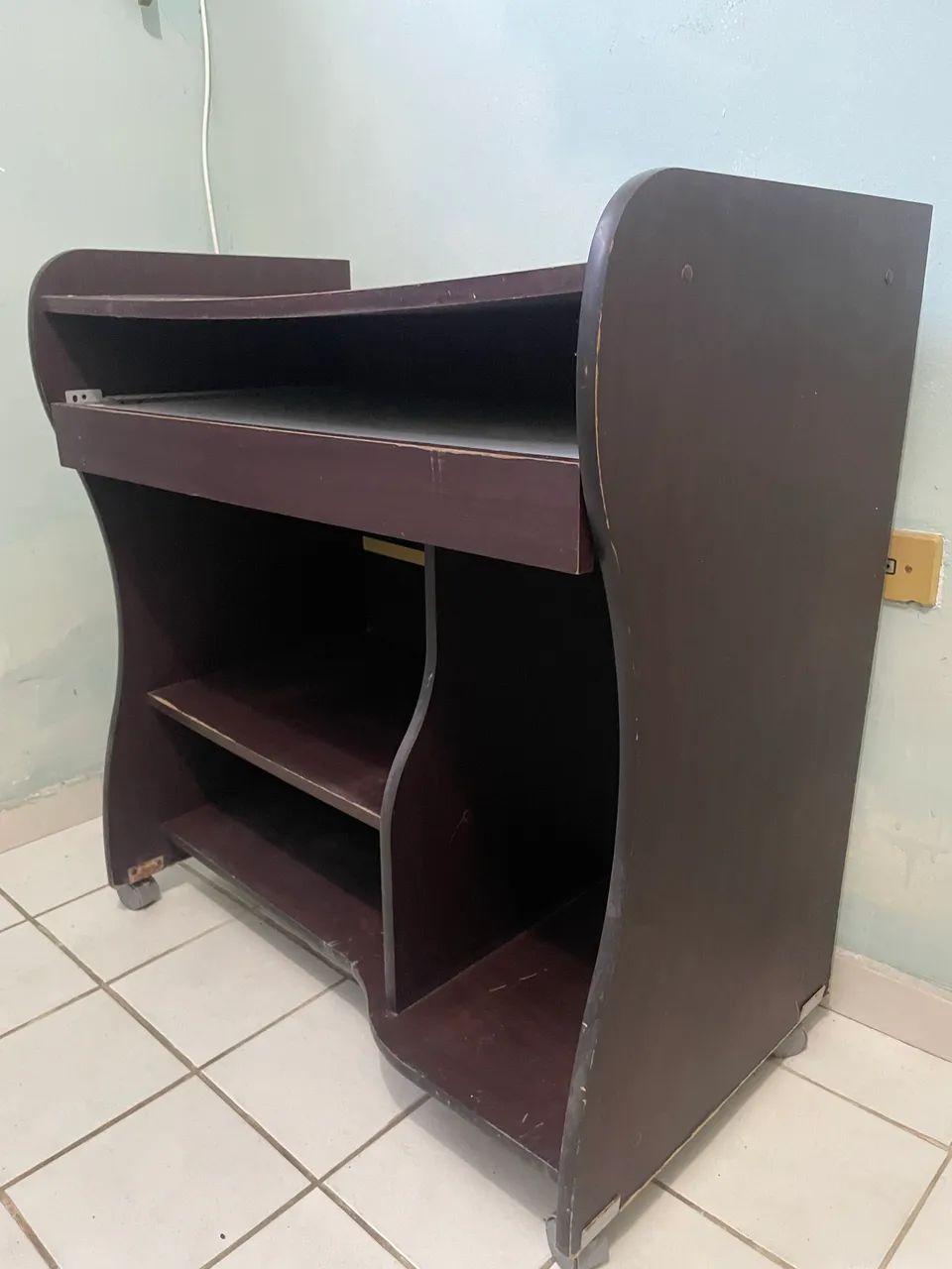 Mesa para Computador com Bandeja para Teclado e Rodinhas