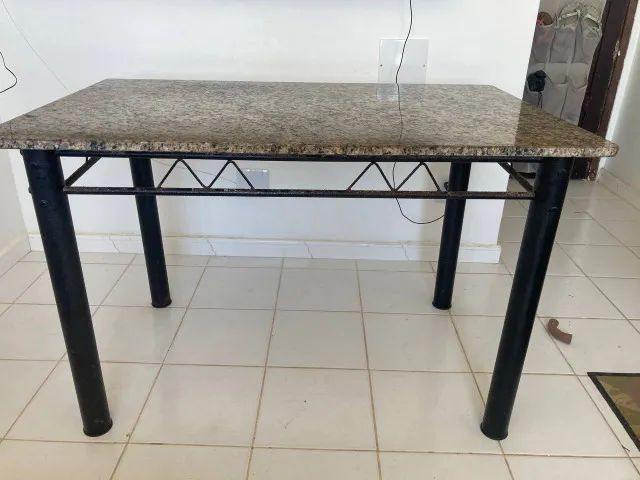 1 Mesa de granito + 3 cadeiras