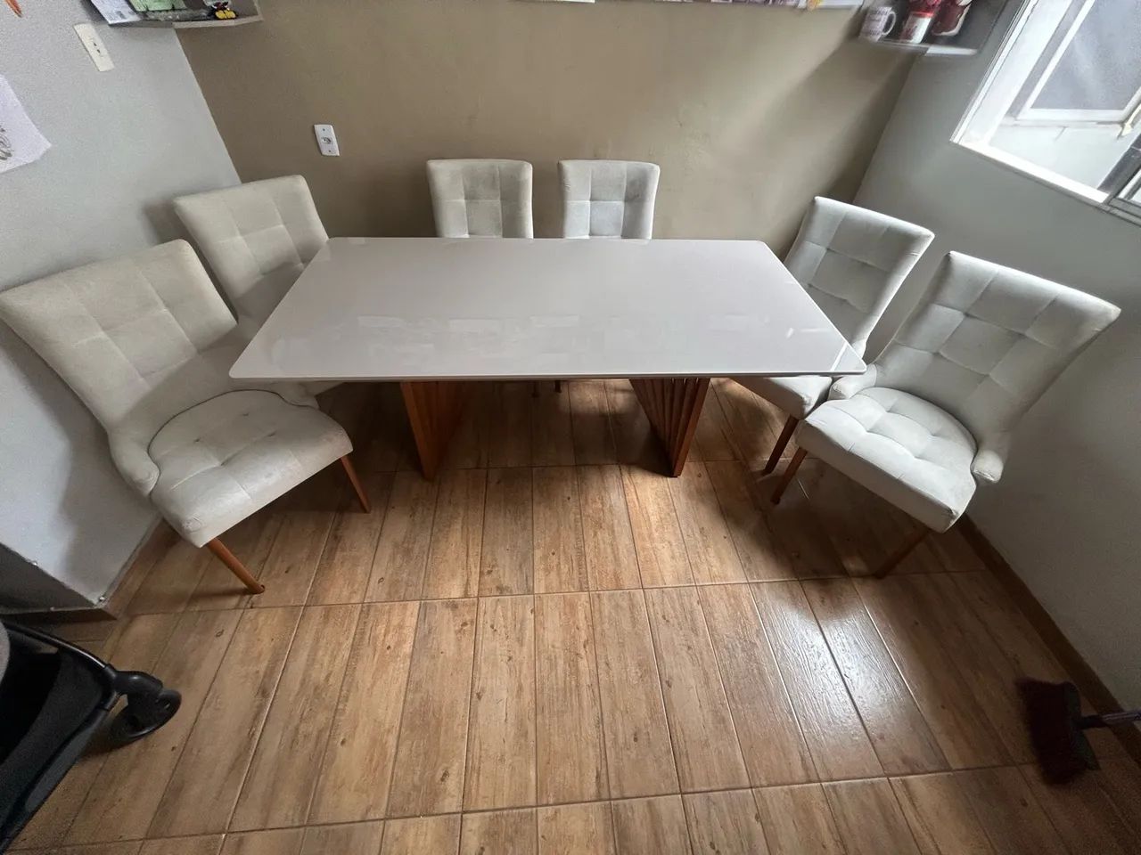 Mesa de 6 lugares com cadeiras 