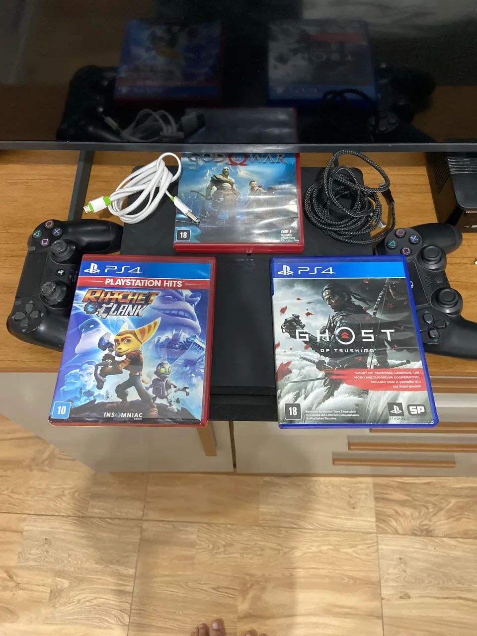 Ps4 funcionando perfeitamente com 2 fios e dois controles e 3 jogos(videogame usado)