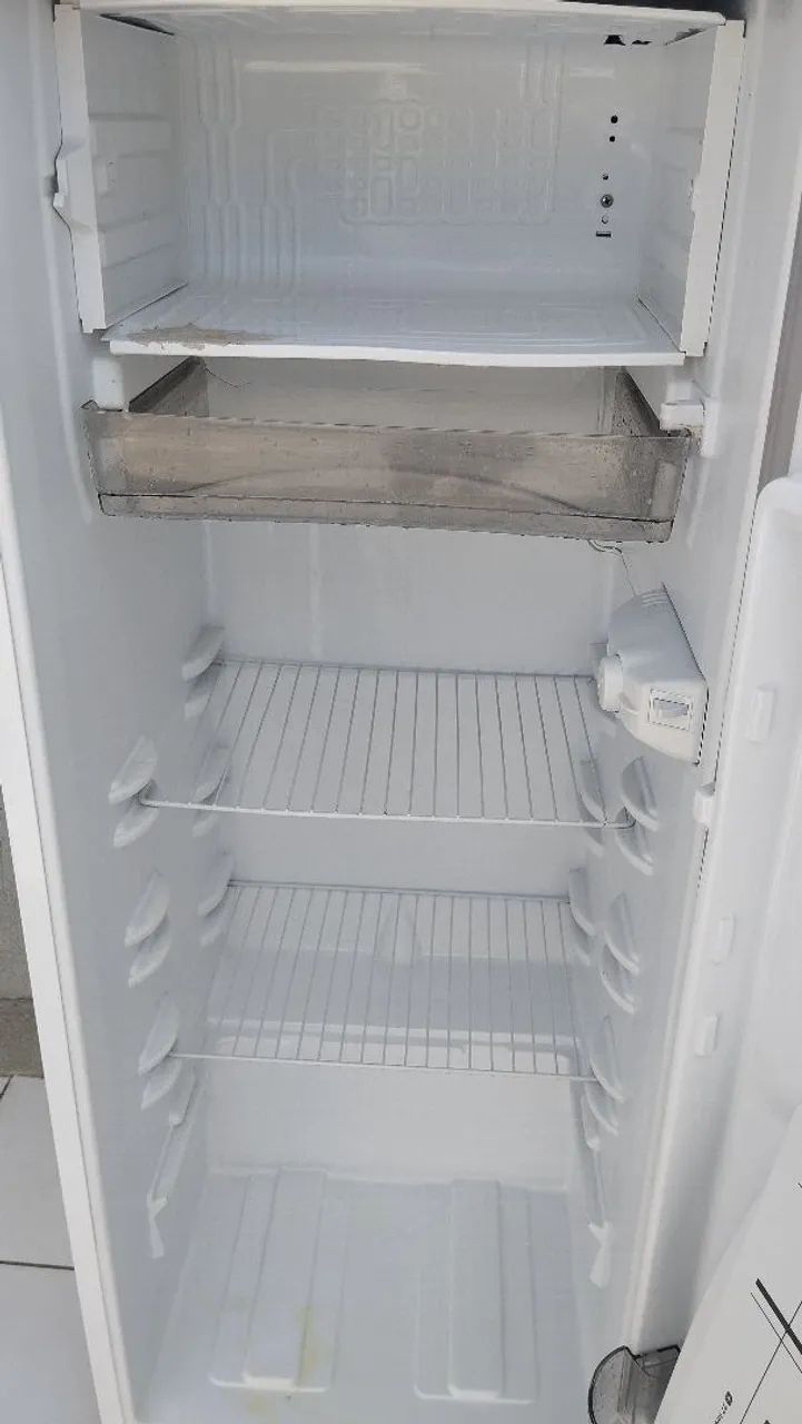 VENDO GELADEIRA ELETROLUX 220V COM DEFEITO  - Foto 3