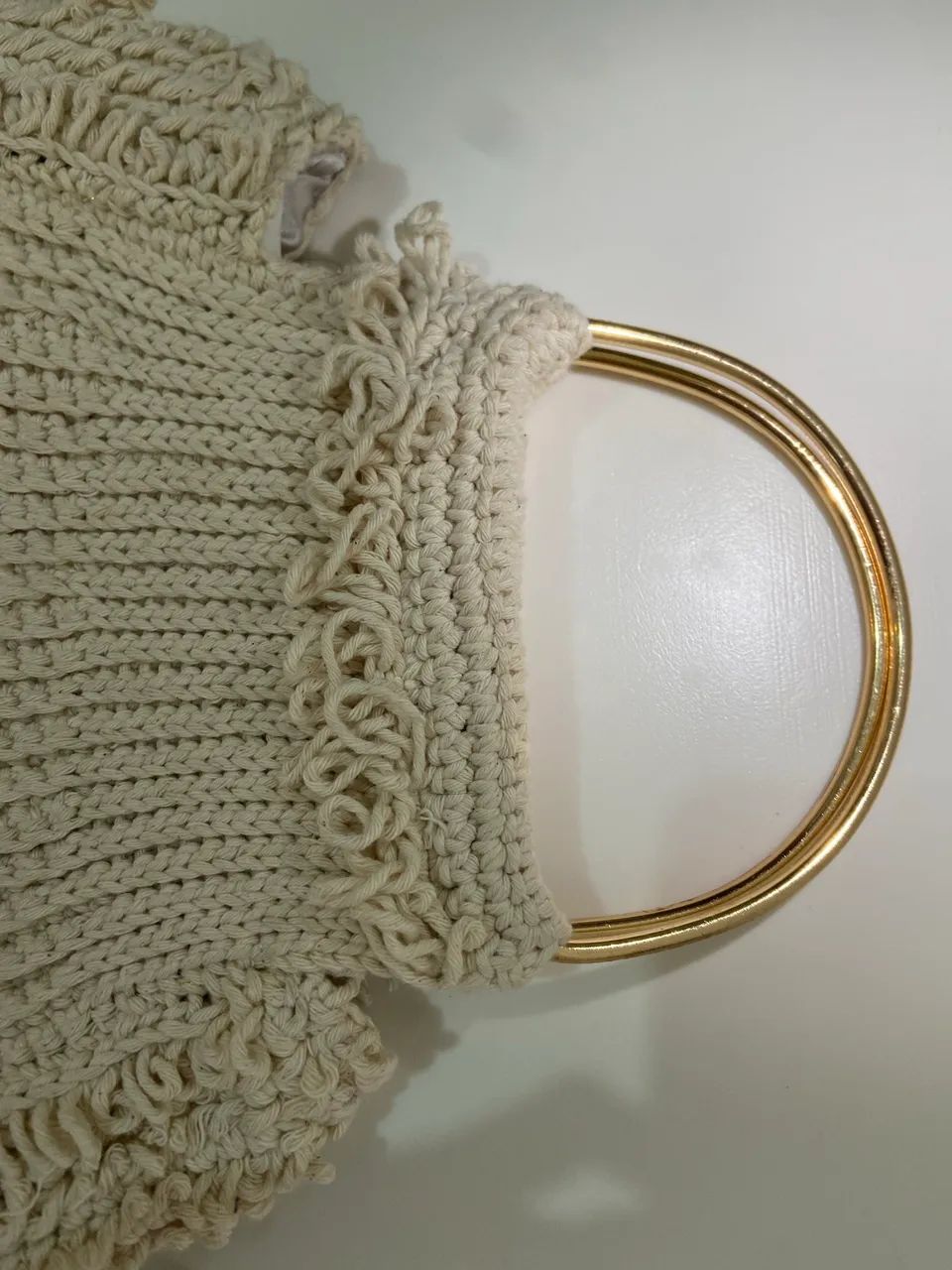 Bolsa de Crochê Artesanal Off-White com Alça Dourada e Aplique Floral - Foto 3