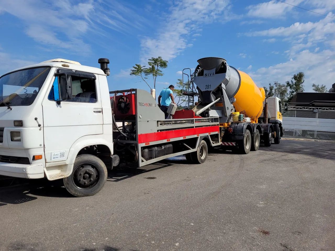 Caminhão bomba de concreto 