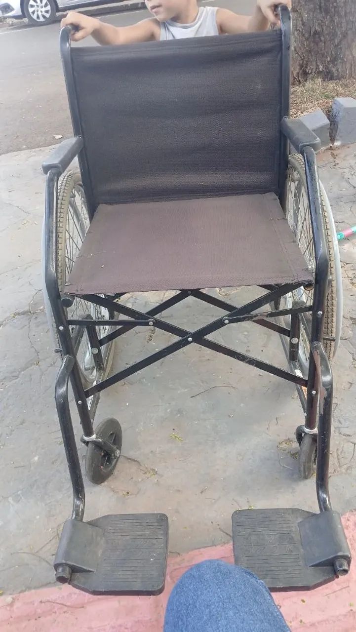 Vendo esta cadeira de roda 500