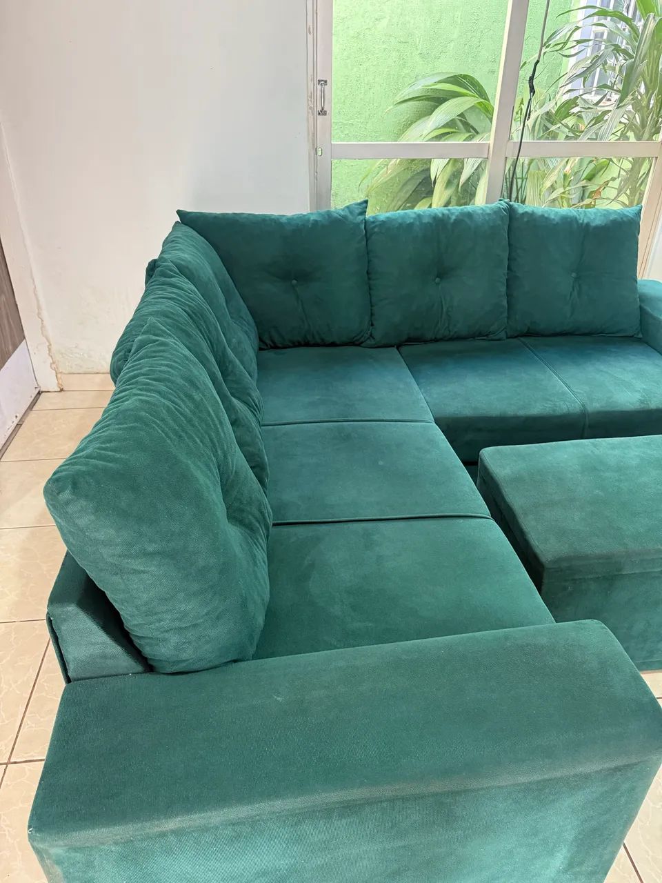 Sofá de canto na cor verde militar. Entrego 