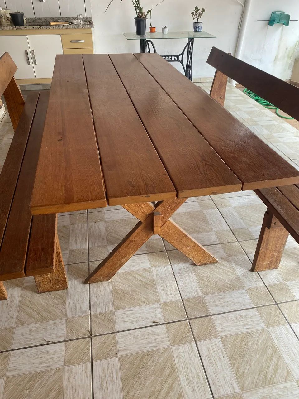 Jogo de mesa em madeira com 2 bancos com encosto - Foto 3