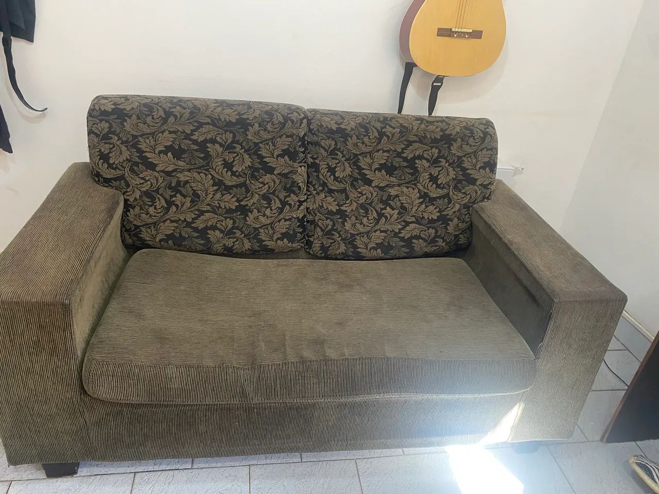 Sofa dois lugares marrom
