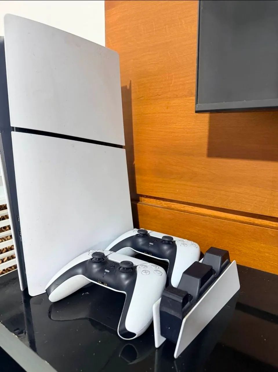 PS5 slim com dois controles - Foto 3