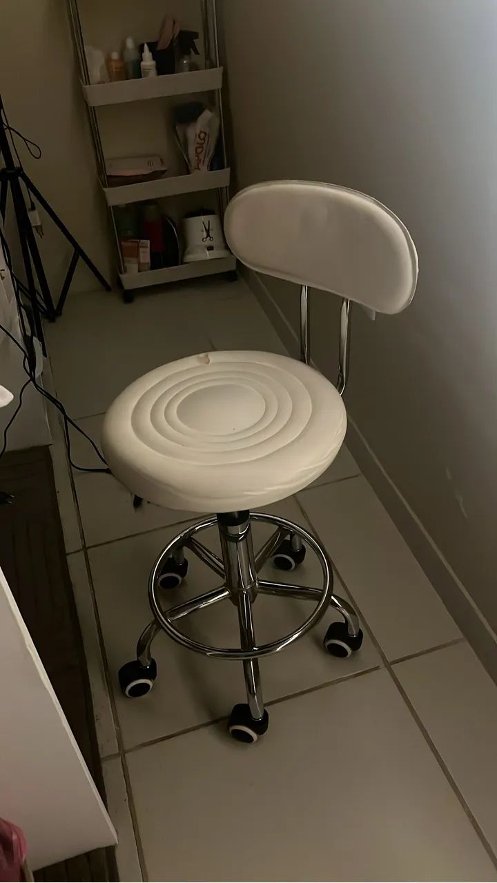 Cadeira giratória branca  - Foto 3