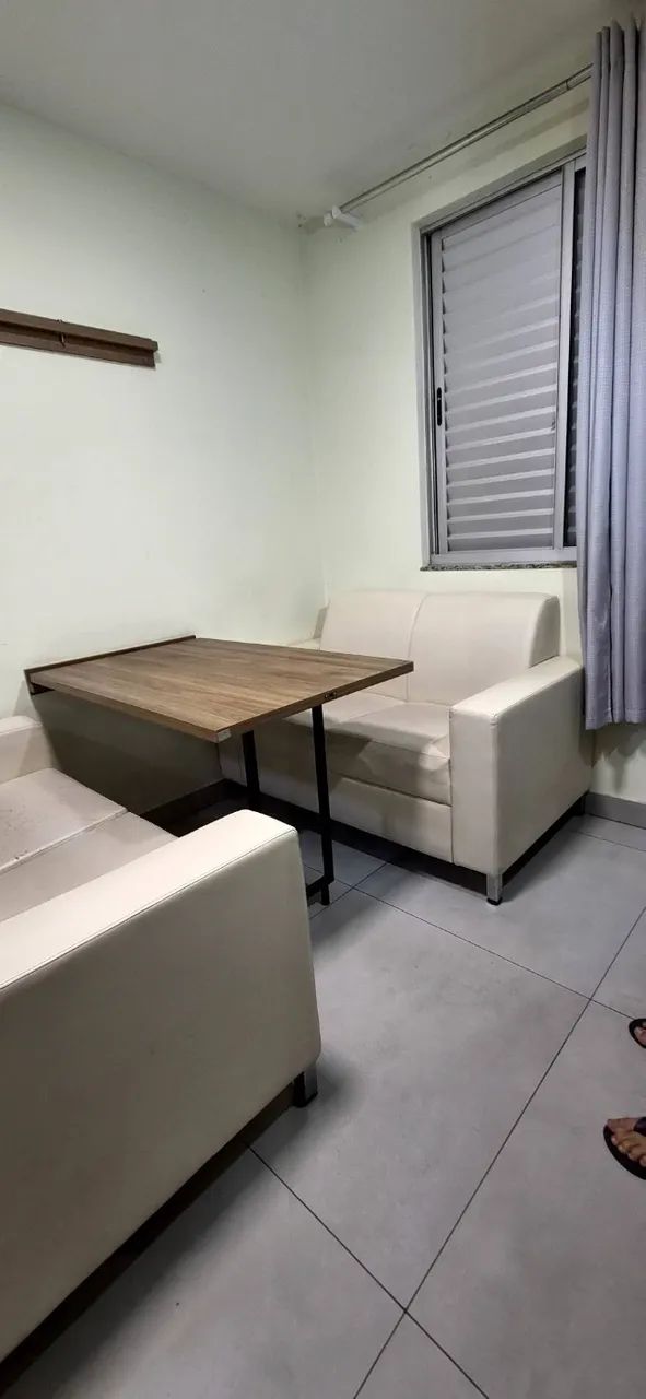 Conjunto de sofás e mesa retrátil 