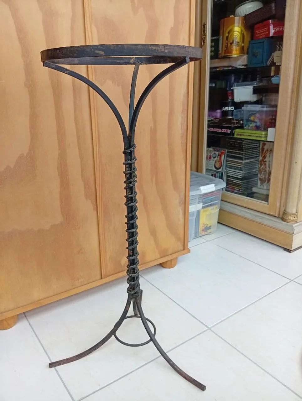 Antiga base de suporte com design clássico em ferro maciço  - Foto 2