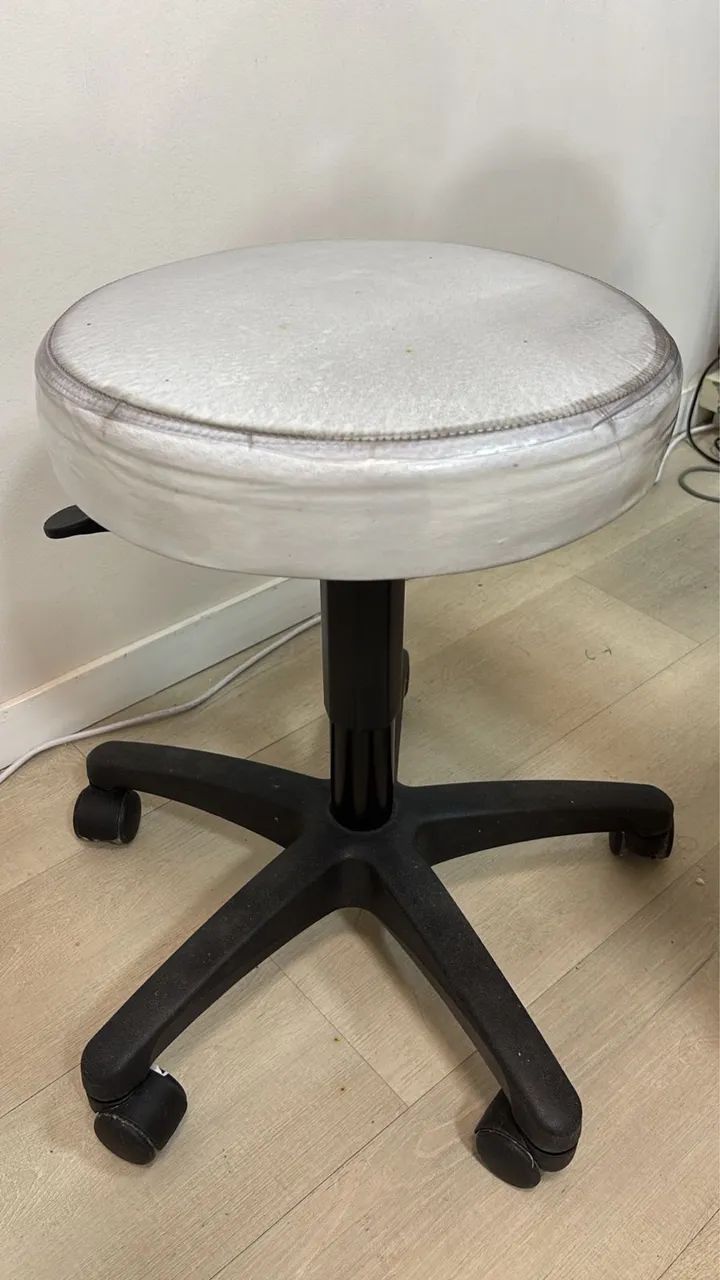 Banqueta móvel + escadinha para macas. 