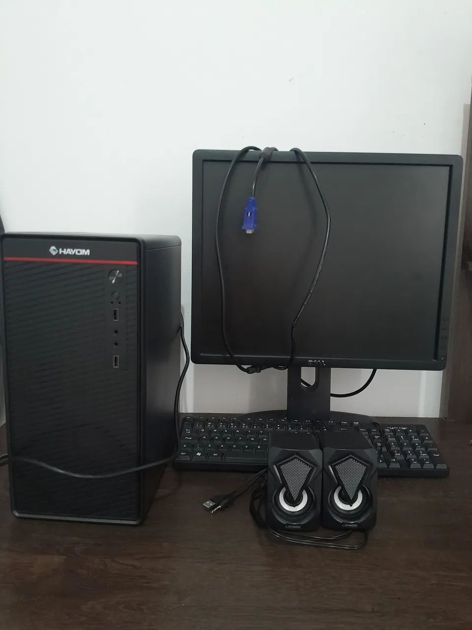Computador com monitor Dell 36 polegadas.