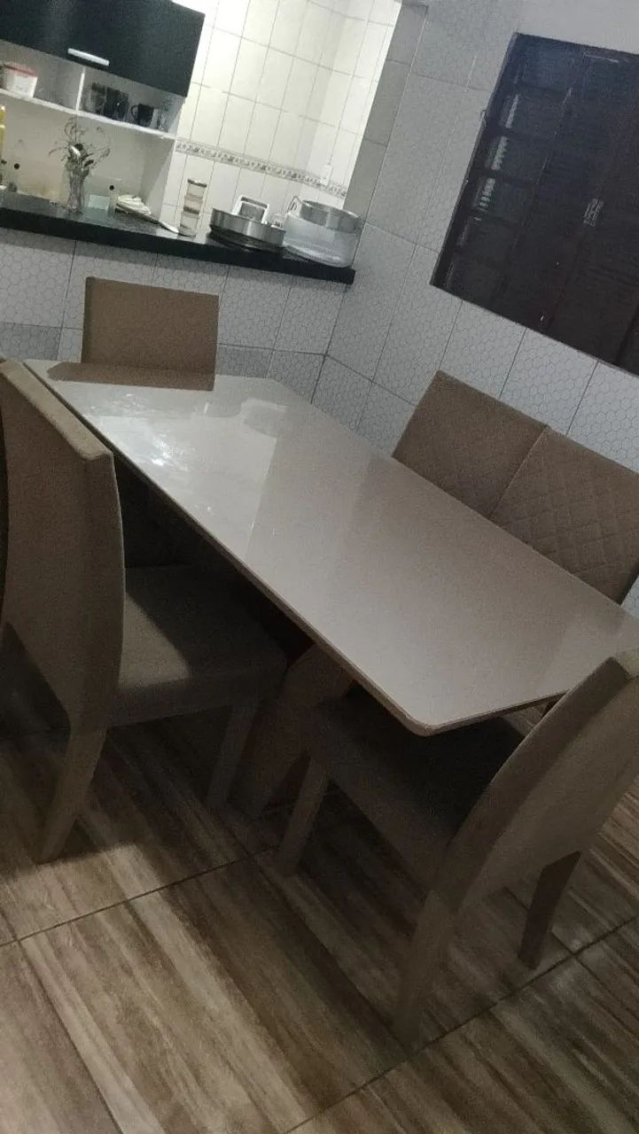 Mesa com 6 cadeiras com base de madeira com vidro encima em ótimo estado