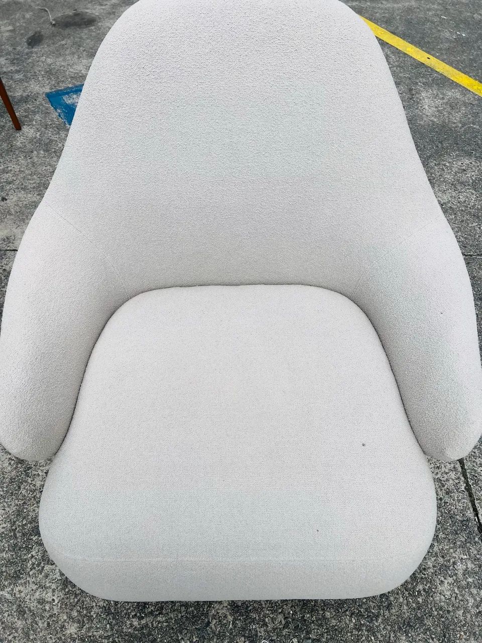 Poltrona com desenho orgânico