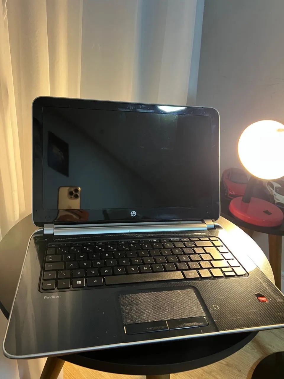 Notebook HP com tela quebrada sem carregador.
