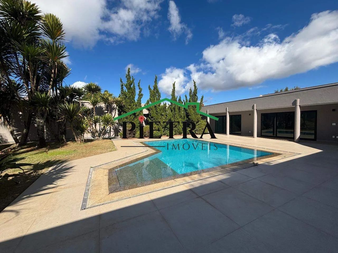 Casa Linear Alto Padrão em Condomínio