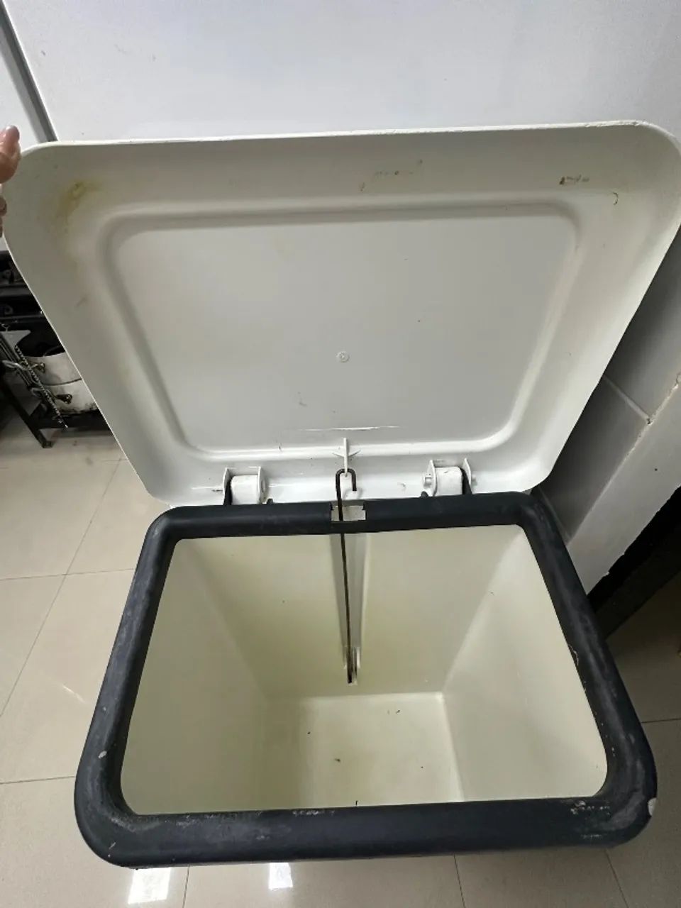 Lixeira com pedal 100 litros  - Foto 2