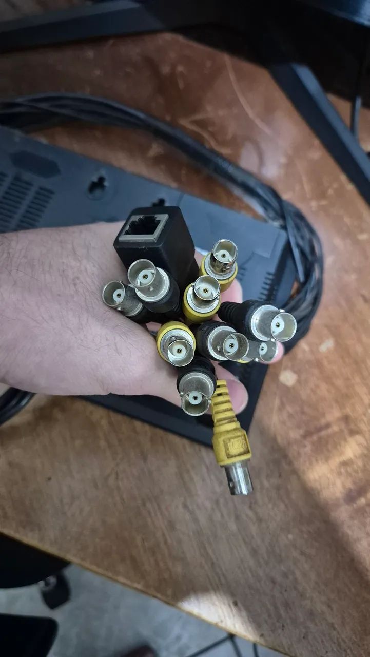 Monitor/Display touchscreen Intelbras CVD 1004 <br><br>CFTV - Usado, sem caixa - Foto 3