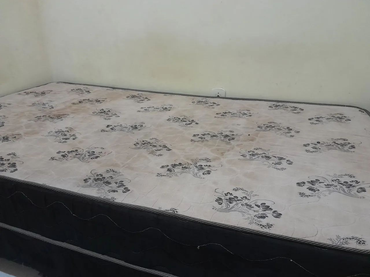 200 leva os dois, estante de sala e cama de solteiro - Foto 2