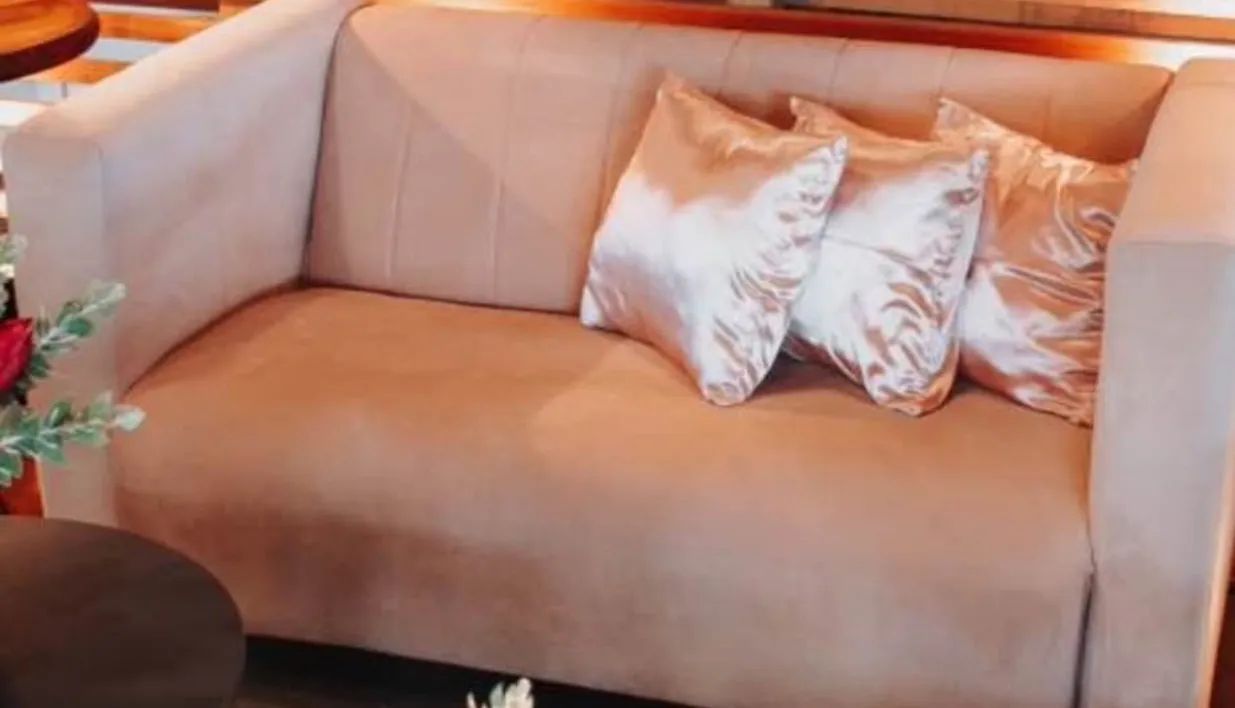 Sofá em Veludo rosa - elegante e aconchegante 