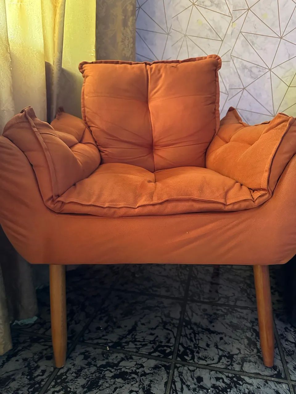 Poltrona Estofada Terracota com Pés de Madeira - Foto 2