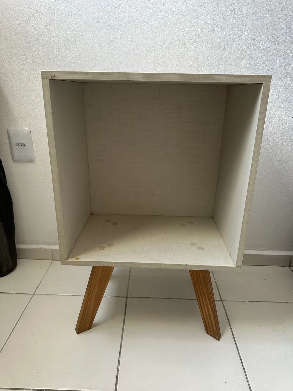 Mesa De Cabeceira Aberta Nicho Pés Palito Bordô 100% MDF