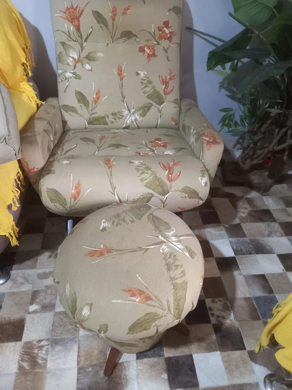 Poltrona de balanço e puff