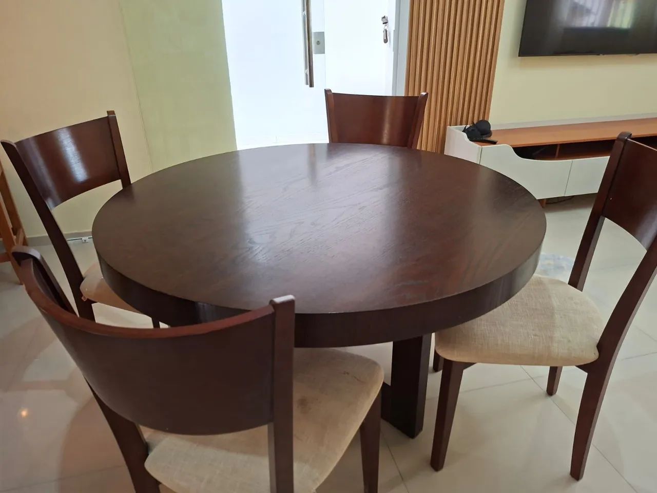 Mesa de jantar com 4 cadeiras em excelente estado  - Foto 2