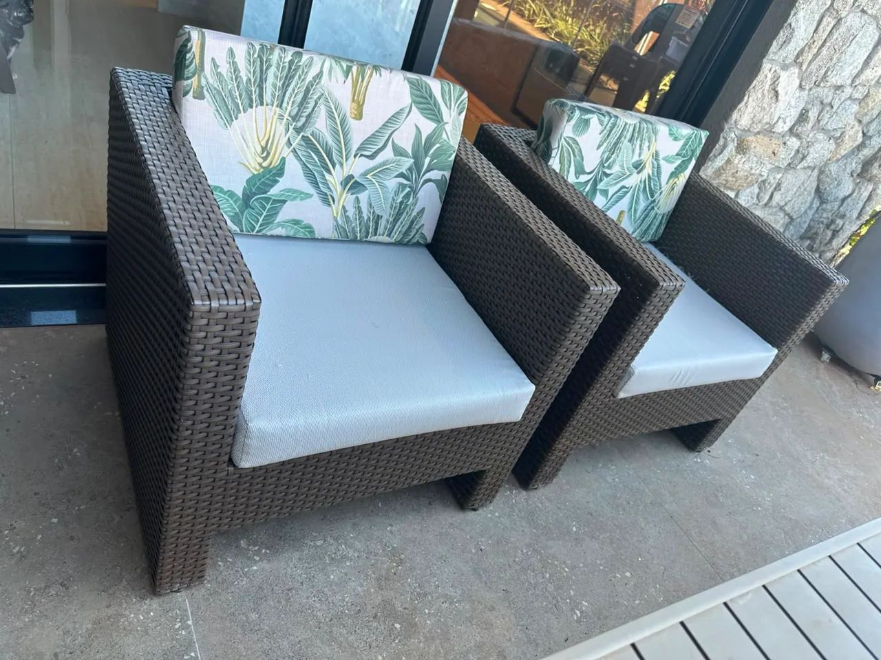 Conjunto de mesa, poltronas e cadeiras em alumínio. - Foto 4