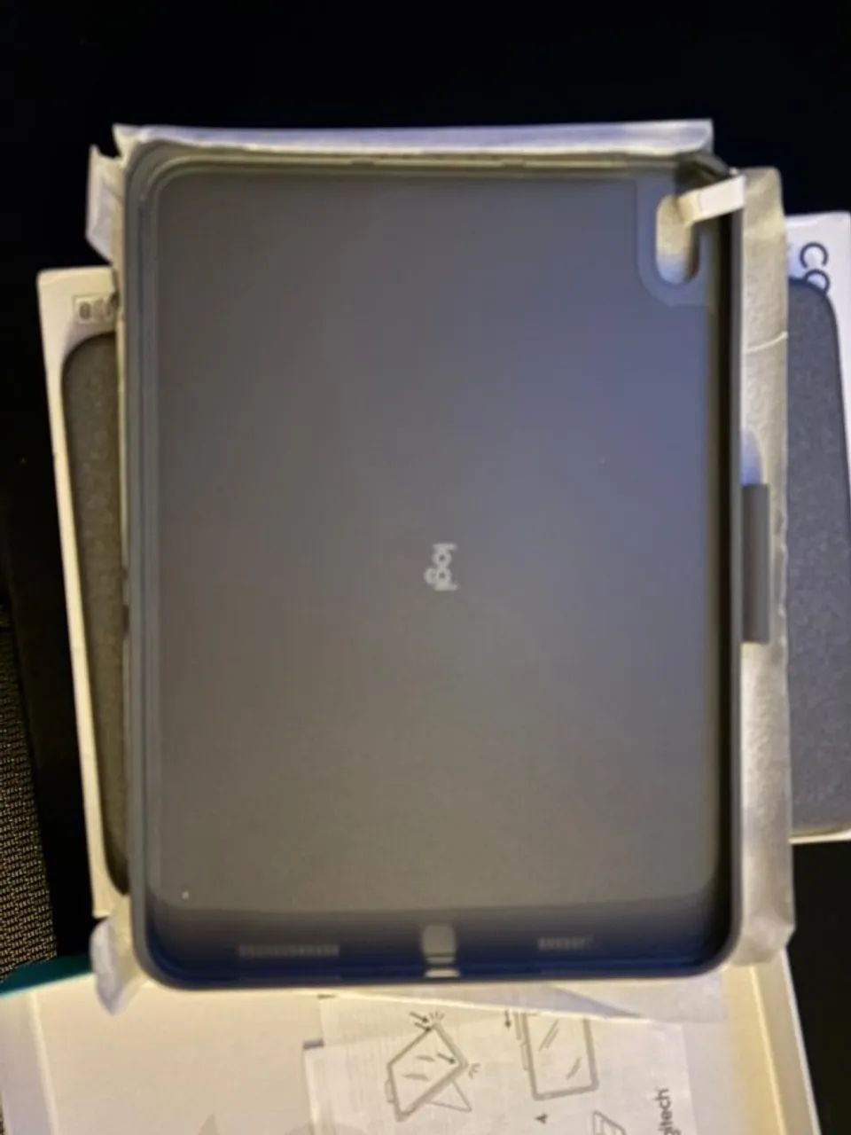 Capa Logitech com teclado Combo touch para iPad (10a geração e A16) - nova, com nota fisca - Foto 2