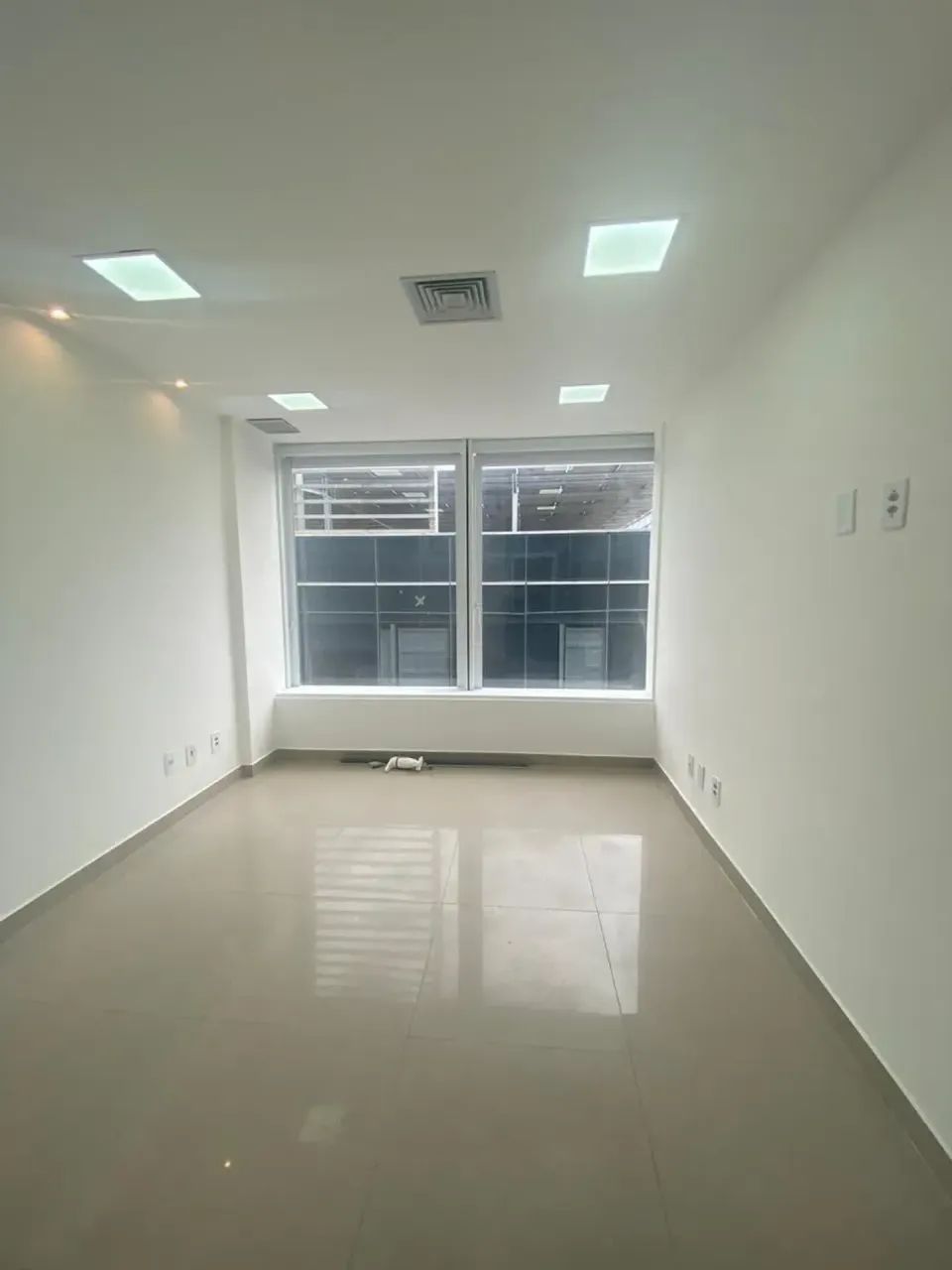 VENDO SALA COMERCIAL NO Condomínio A5 ( 23 mts)