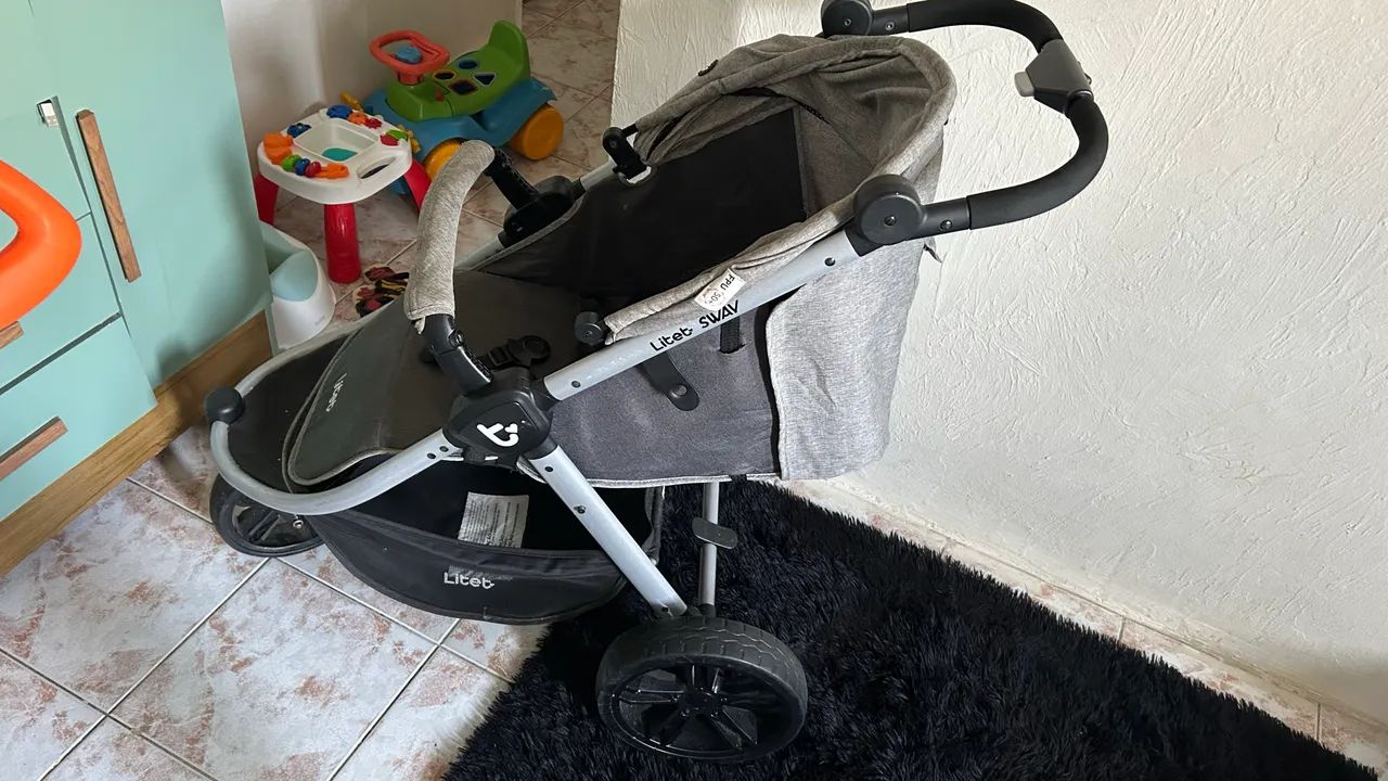 Carrinho de bebê e outros acessórios 