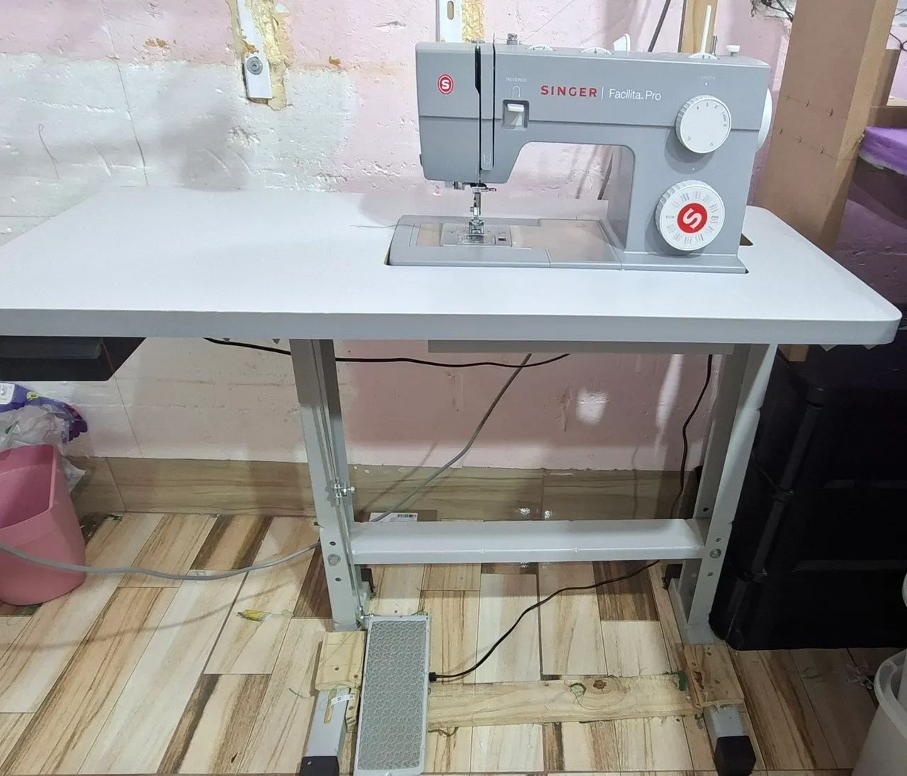 Maquina de costura singer facilita pro 4432 com mesa adaptada com pedal industrial