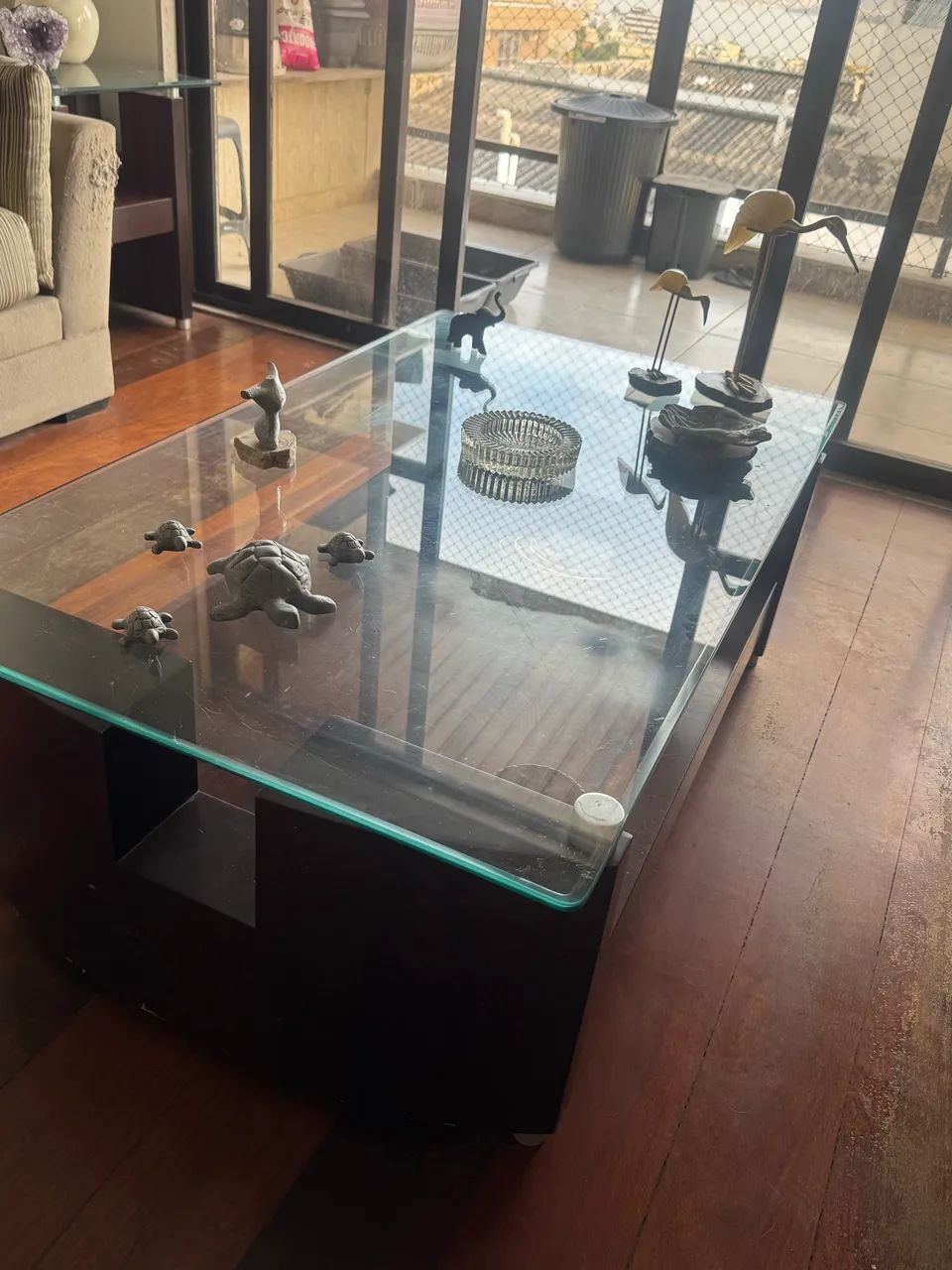 Mesa de centro de madeira maciça e tampo de vidro  - Foto 2