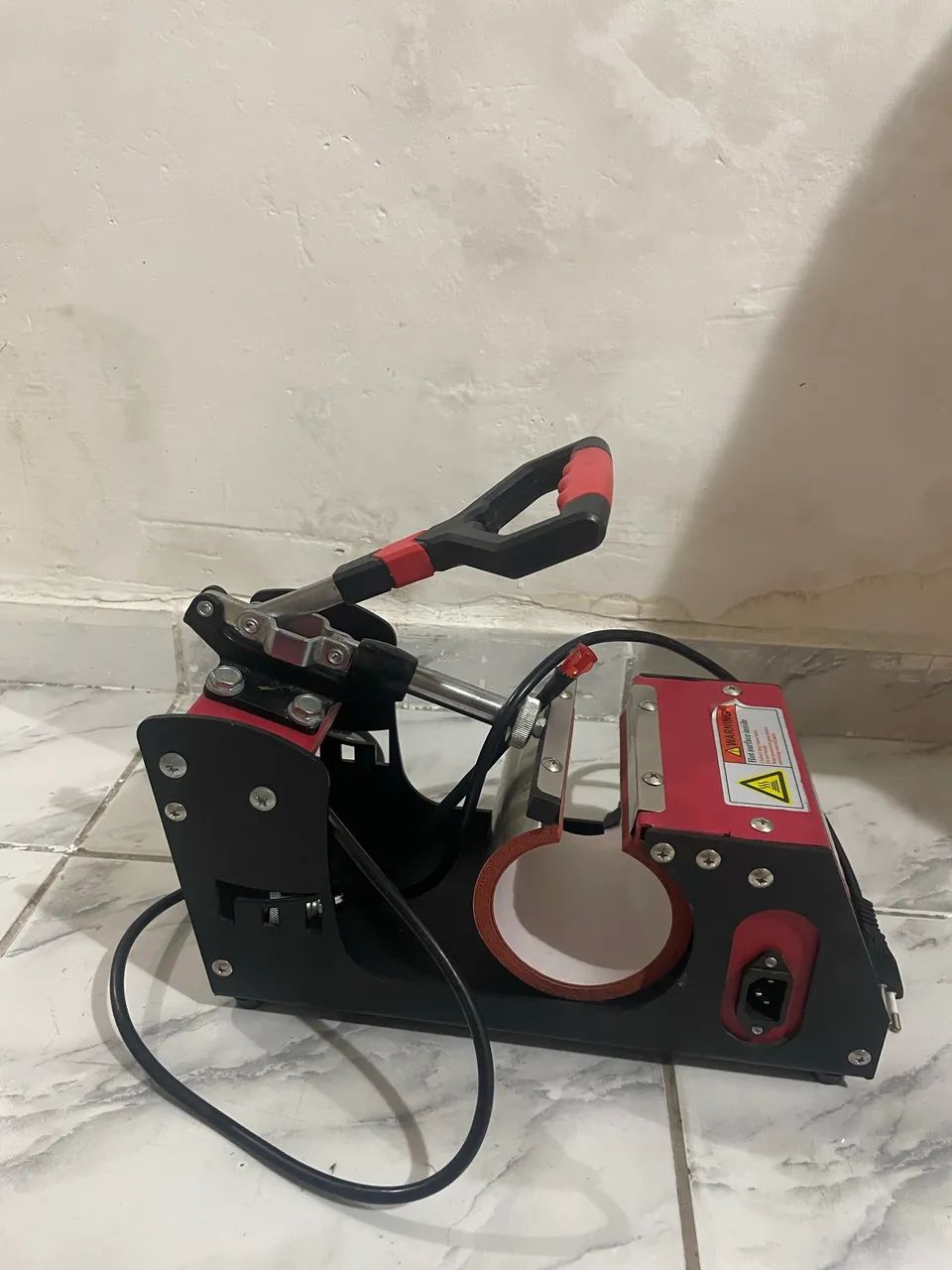 Máquina para estampar canecas