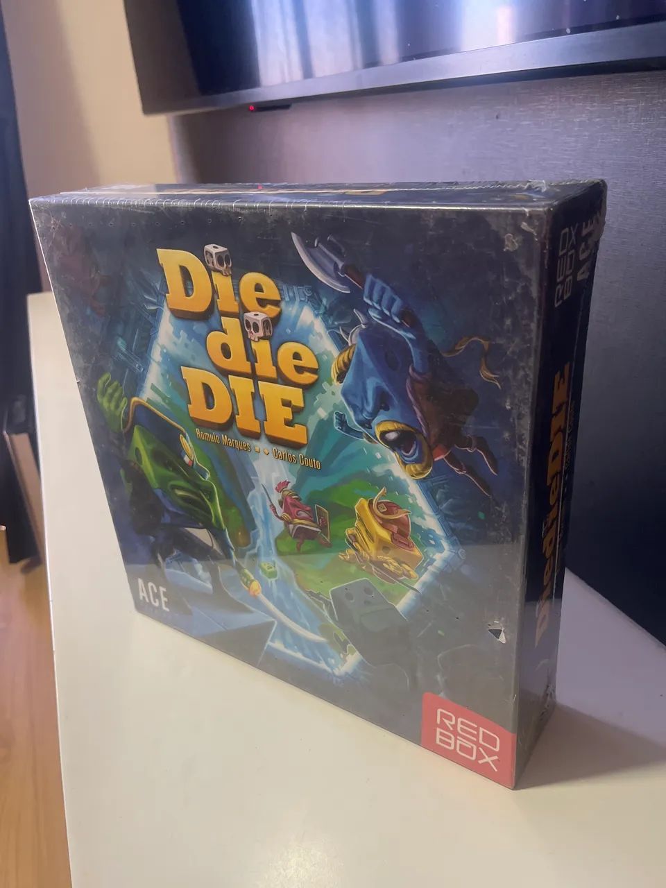 Vendo jogo de tabuleiro Die die  + expansão  - Foto 3