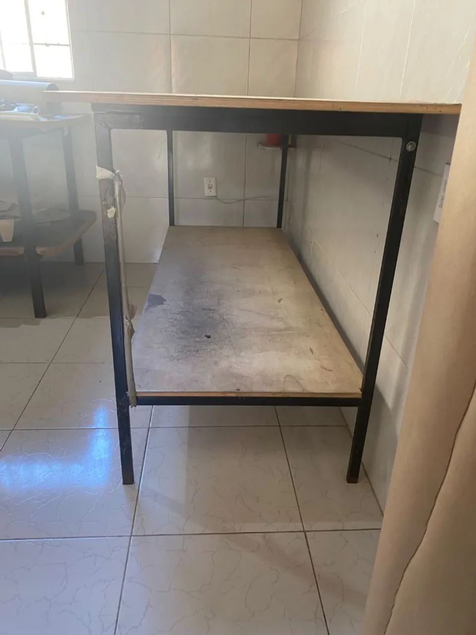 Mesa de corte  bem conservada 