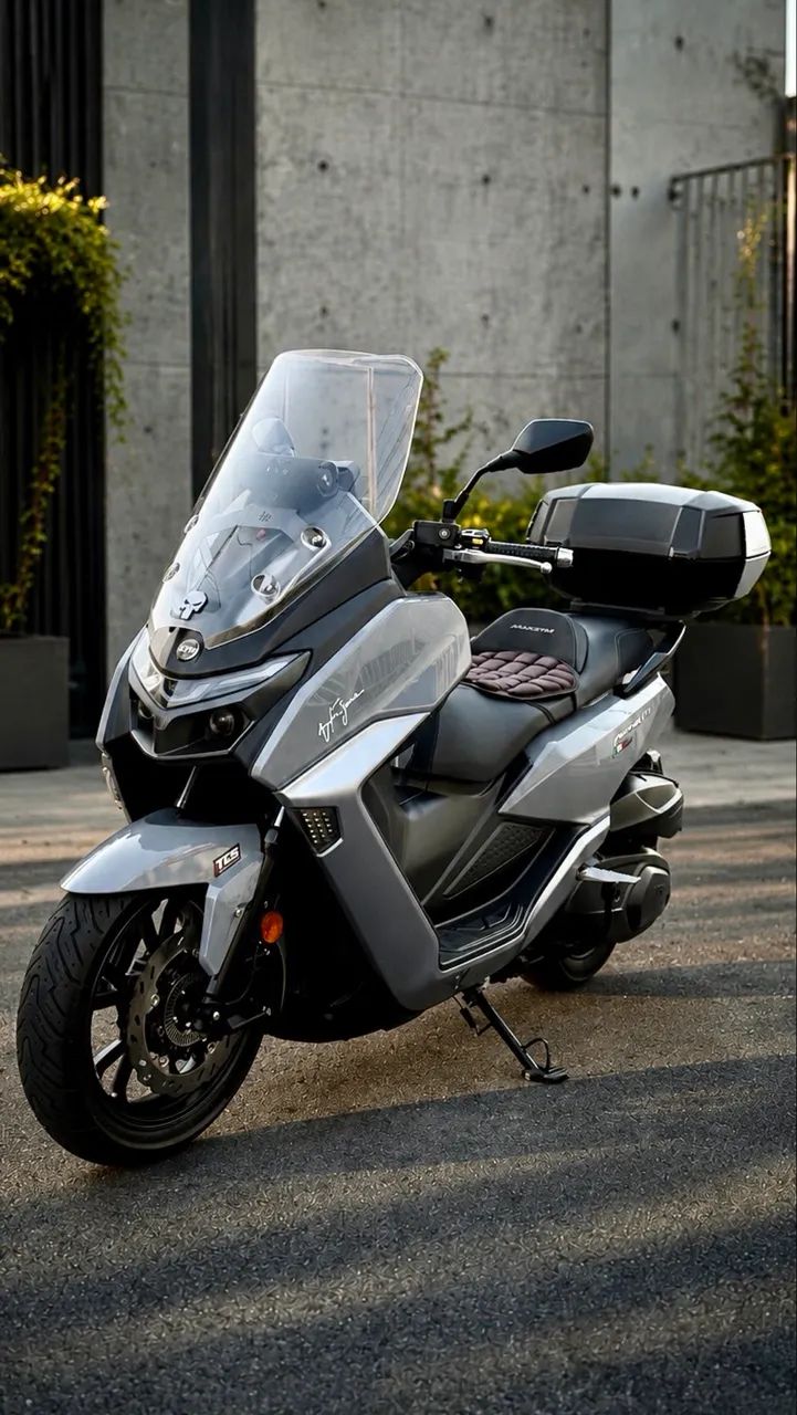 Moto impecável com acessórios 