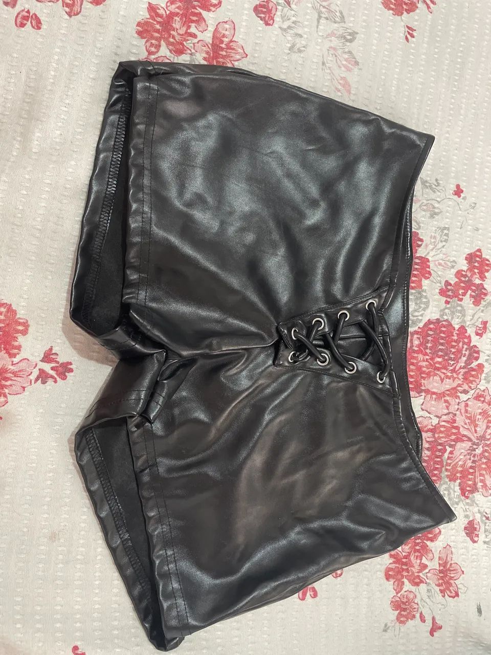 Short de couro cintura baixa da SHEIN BAE
