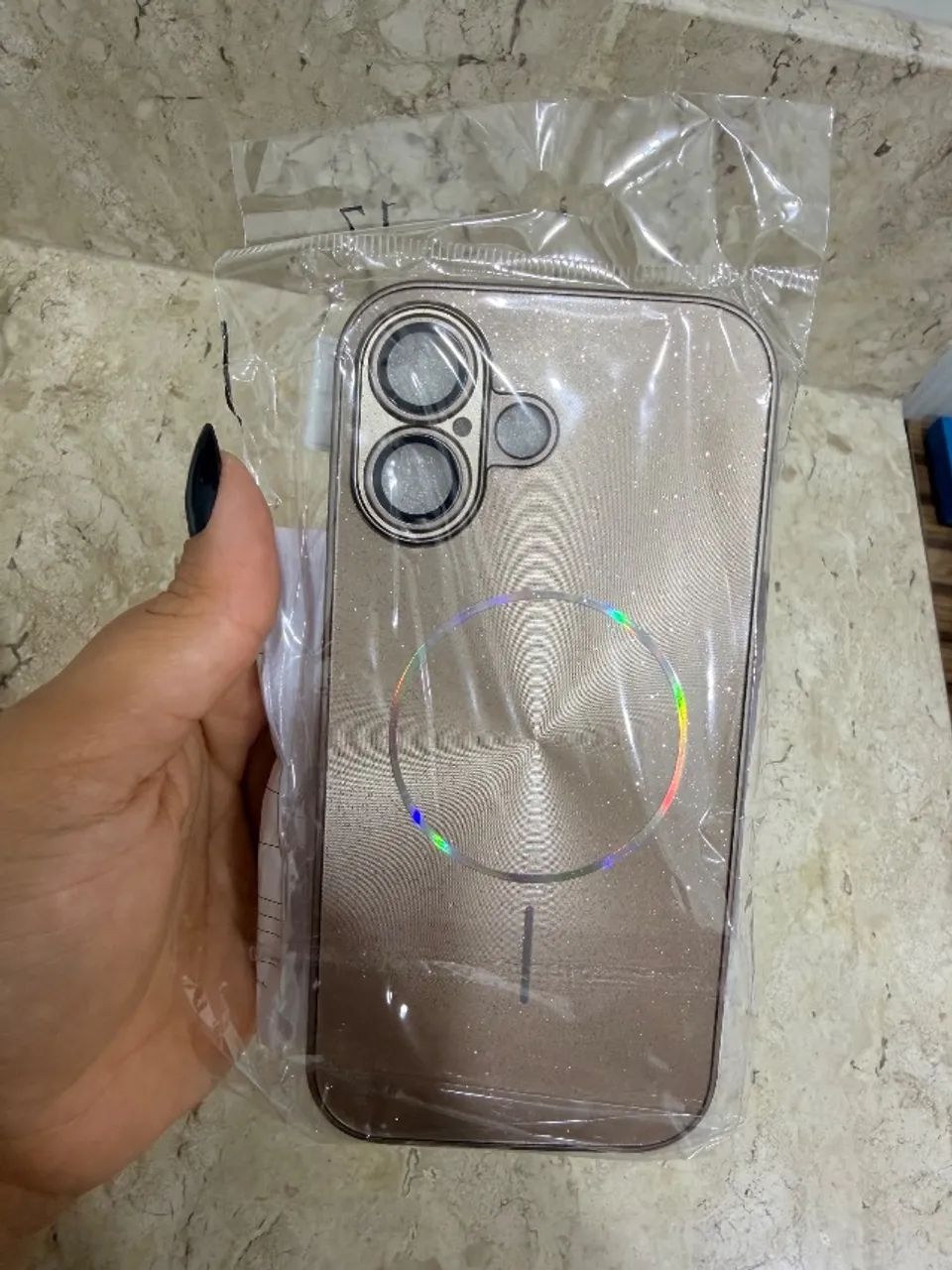 Capinha dourada IPhone 17 - Foto 2