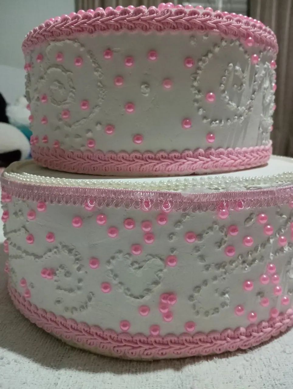 Bolo fake de aniversário com a boneca de biscuit  - Foto 5