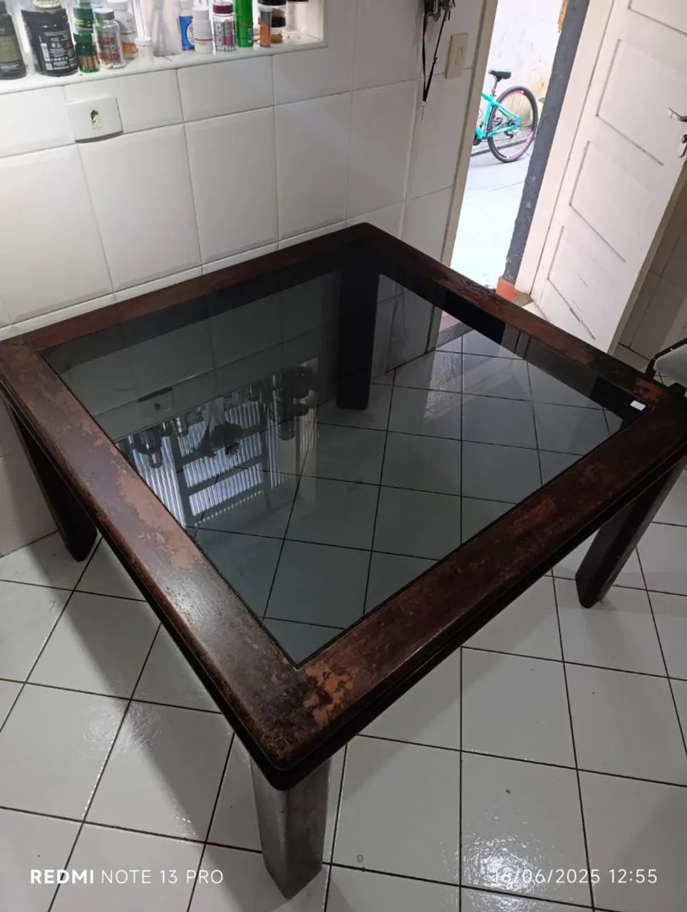 Mesa de Madeira com Tampo de vidro + 3 cadeiras