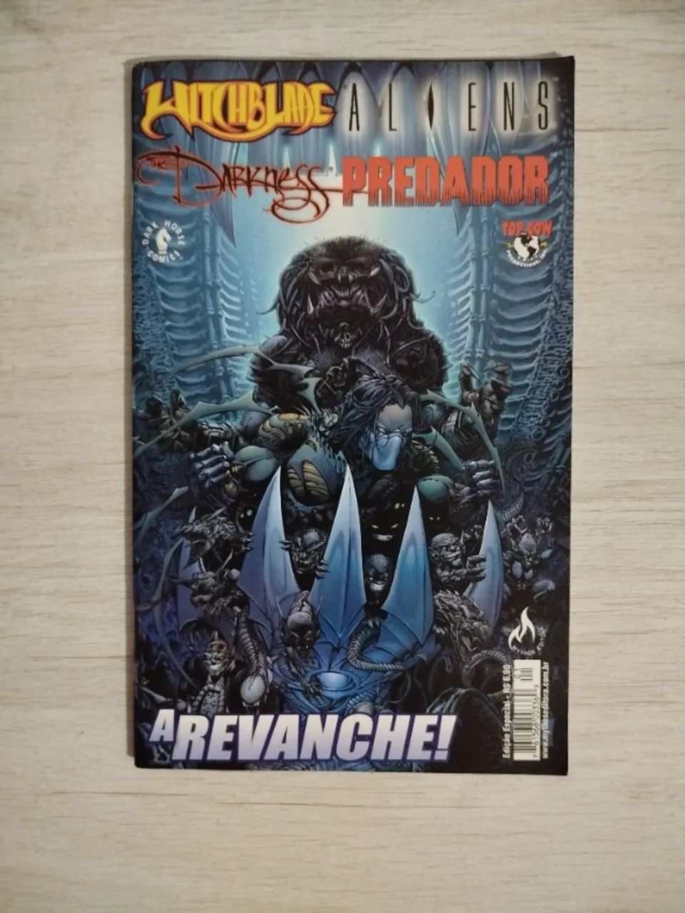Kit HQ Quadrinhos Predador e Witchblade e Aliens e The Darkness (2 volumes) - Foto 3