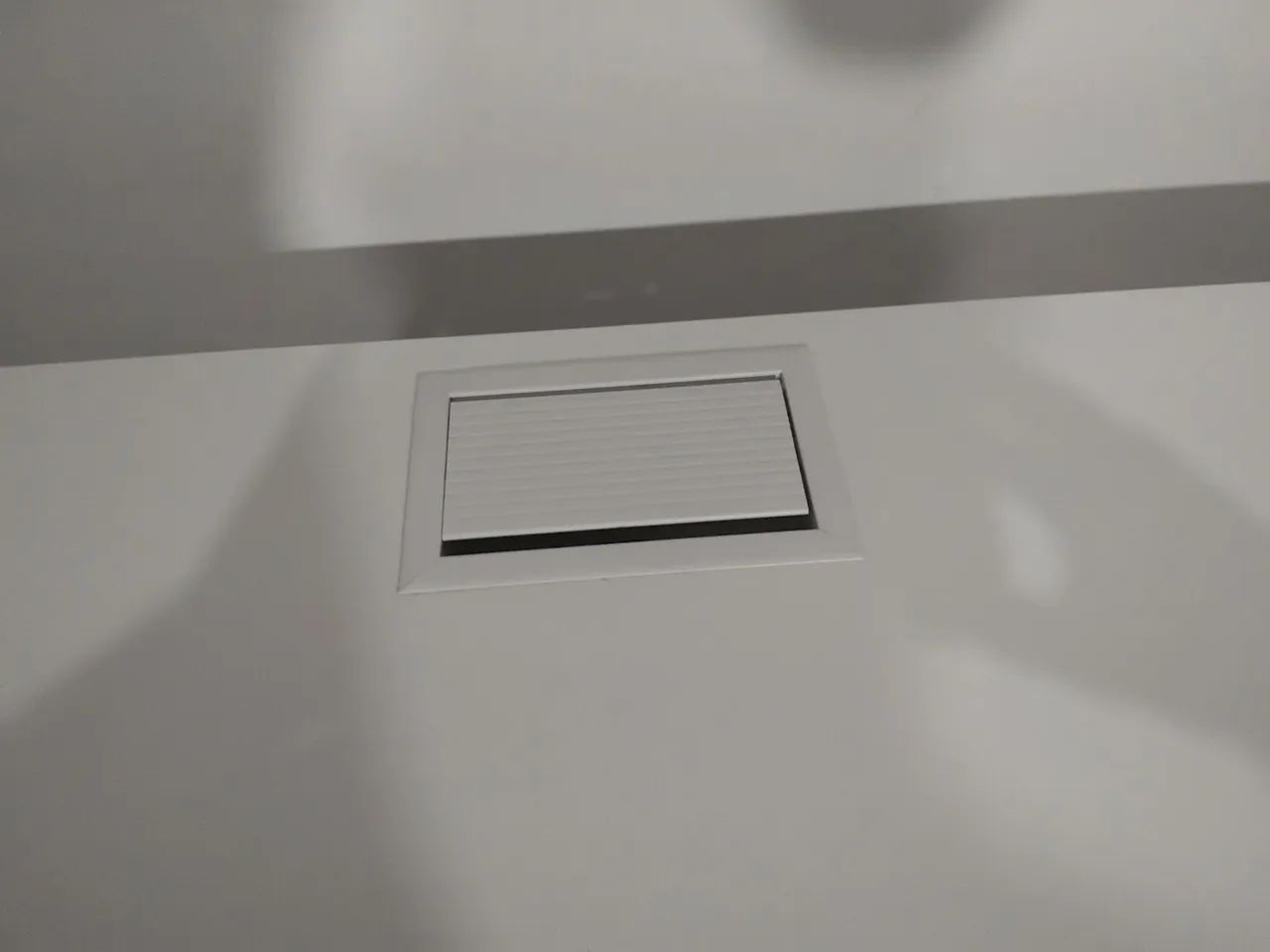 Mesa de escritorio branca ,e gaveta com chave - Foto 4