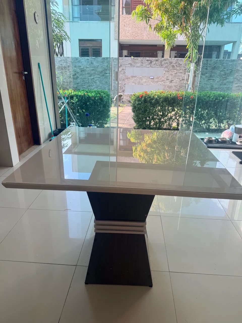 Mesa de Jantar Moderna com 4 Cadeiras - Excelente Estado - Foto 2